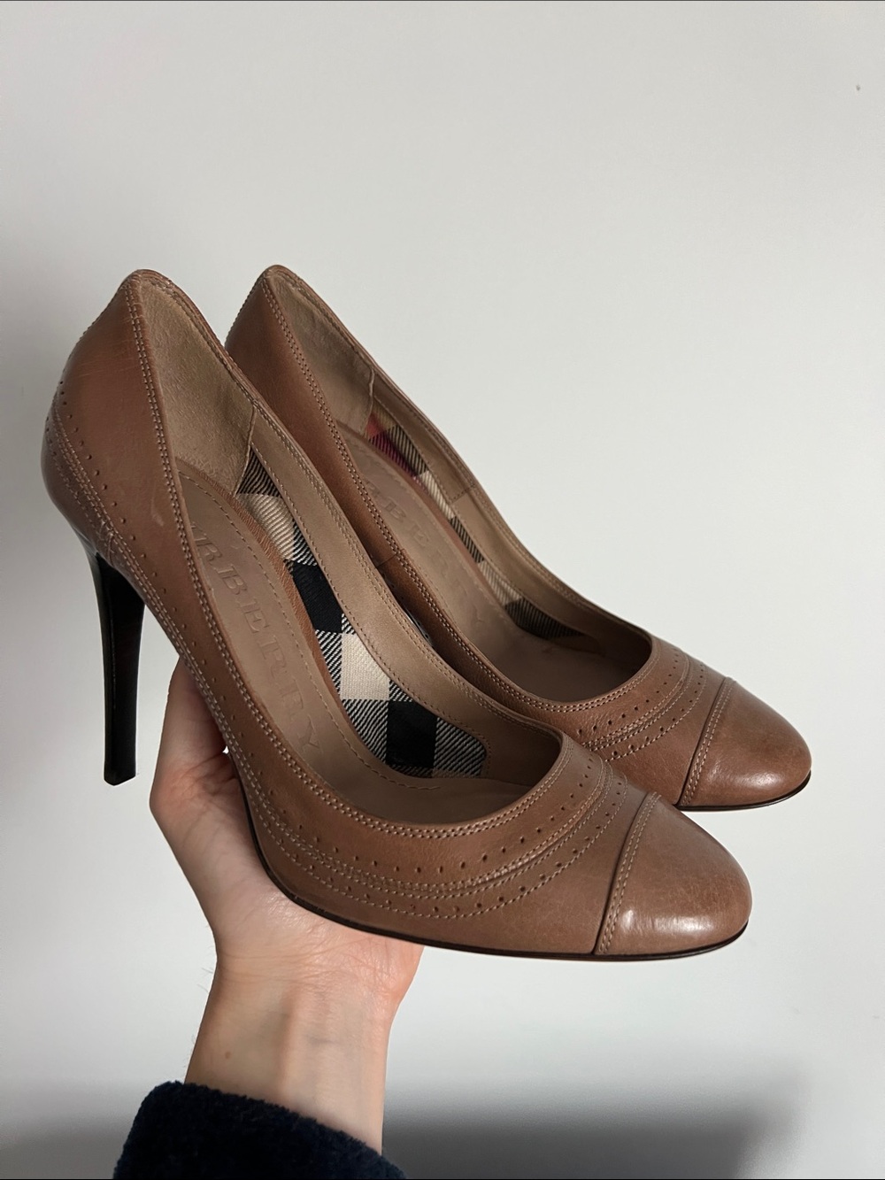 Burberry taupe brown tan leather round toe oxford pumps heels 38 classy preppy